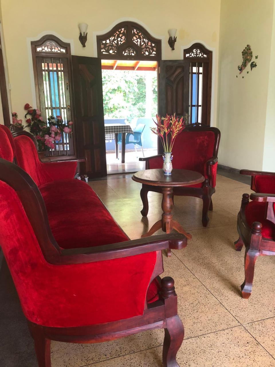 אונה ואטונה Tiny Royal Palace מראה חיצוני תמונה